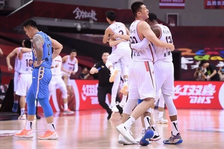 广东宏远队力争夺冠，壮志凌云再战球场(广东宏远篮球俱乐部比赛直播)