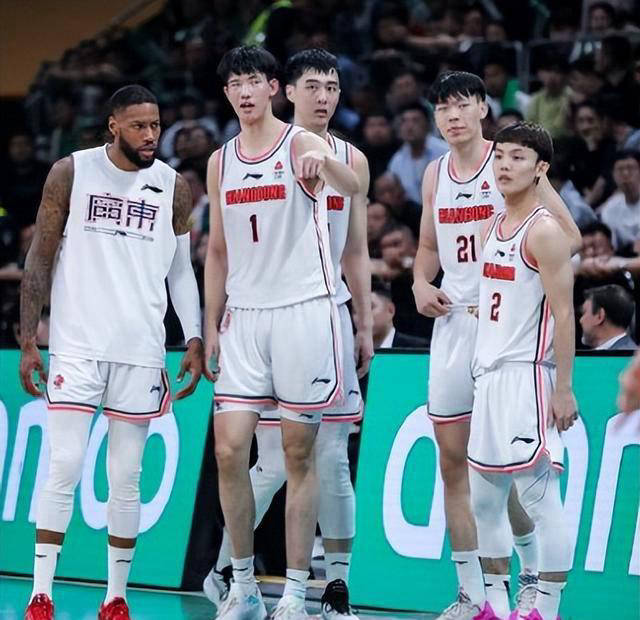 包含广东宏远队备战挑战四川队，誓要力争夺冠的词条