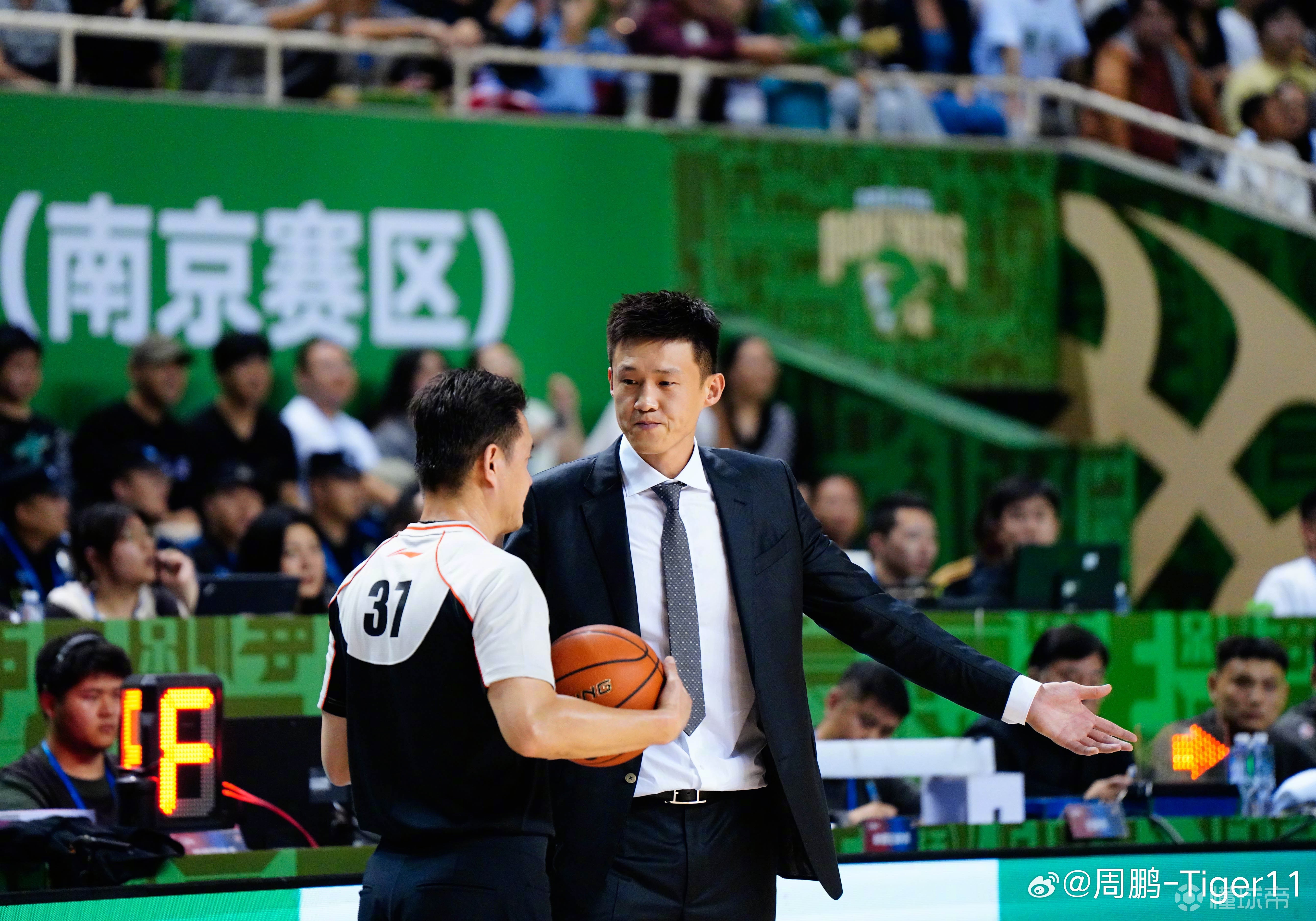 男篮亚预赛集锦：周鹏16分，中国力克日本