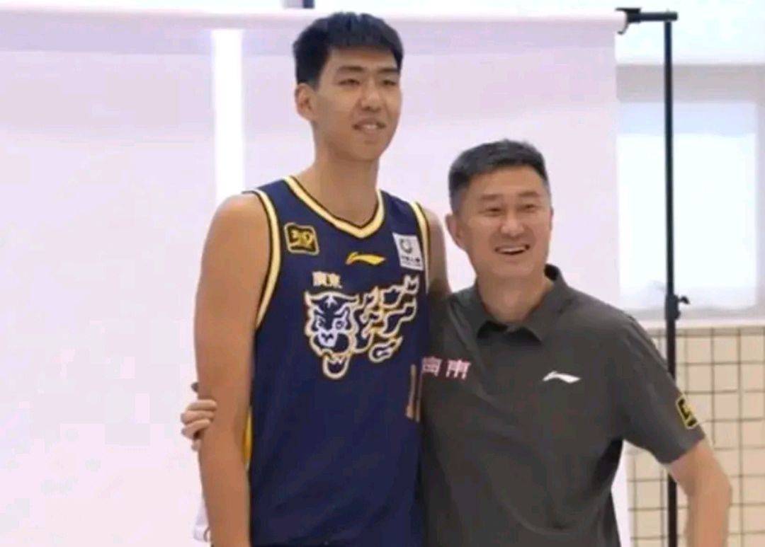 广东男篮某些球迷开始切割，杜锋是新疆人，曲绍斌是辽宁人！